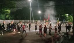 Demo Tolak Kenaikan BBM di Makassar, Mahasiswa & Warga Bentrok, Polisi Melepas Tembakan - JPNN.com