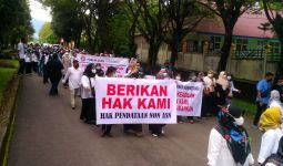 Ratusan Honorer Solok Selatan Gelar Aksi, Tagih Janji Didata KemenPAN-RB - JPNN.com