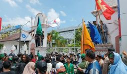 Mahasiswa Tolak Kenaikan BBM, Demo di Depan Gedung DPRD NTB Sempat Tegang - JPNN.com