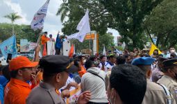 Giliran Ratusan Buruh Riau Minta Pemerintah Batalkan Kenaikan BBM, Ini Tuntutannya - JPNN.com