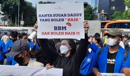 Demo Tolak Kenaikan Harga BBM, Mahasiswi Ini Bawa Spanduk Bertuliskan Sugar Daddy - JPNN.com