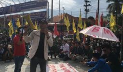 Demo Mahasiswa Tolak Kenaikan Harga BBM di Palembang Berakhir Ricuh - JPNN.com