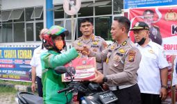 Ikhtiar Polda Riau Ringankan Beban Masyarakat, Anggota Bagi Sembako ke Jalan - JPNN.com