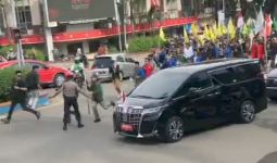 Lihat, Massa Penolak Kenaikan Harga BBM Coba Adang Wapres Ma'ruf Amin di Palembang - JPNN.com