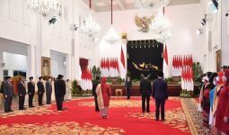 Presiden Jokowi Lantik Anggota Dewan Kehormatan Penyelenggara Pemilu, Bu Mega Ikut Menyaksikan - JPNN.com