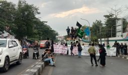 Mahasiswa di Makassar Kembali Demo Tolak Kenaikan Harga BBM - JPNN.com