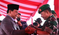 Prabowo Berikan Pistol Kepada 3 Orang ini - JPNN.com