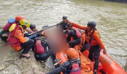 Lagi Cari Rongsokan, Solihin Tercebur ke Sungai Cihaniwung, Innalillahi - JPNN.com