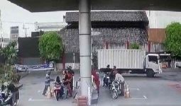 Kejadian di Cirebon, Pria Tua Membakar Motor di SPBU, Nyaris Menyambar - JPNN.com