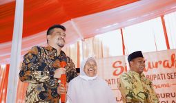 Menantu Pak Jokowi Bagikan Modal Usaha dan Sembako ke Warga Serdang Bedagai - JPNN.com