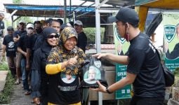 Kowarteg Pendukung Ganjar Bergerak ke Cisauk, Bagikan Bantuan Kepada Pedagang Pasar - JPNN.com
