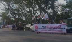 Tolak Kenaikan BBM, PKS Lombok Tengah Bawa Spanduk dengan Tulisan Begini, Jleb! - JPNN.com