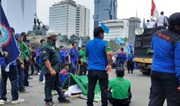 Demo Tolak BBM Naik, Massa Buruh KSPSI Tiba di Ring 1 Bawa Keranda - JPNN.com