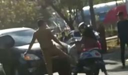 Viral, Pria Berpakaian ASN di Sinjai Tendang Motor Mak-Mak di Jalan, Polisi Bergerak - JPNN.com