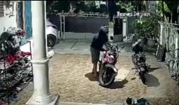 Viral, Maling Motor di Bekasi Beraksi Dalam Hitungan Detik, Terekam CCTV - JPNN.com