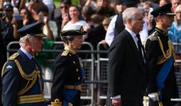 Aib Keluarga, Pangeran Andrew Dipermalukan di Depan Peti Ratu Elizabeth II - JPNN.com
