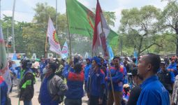 Demo Buruh di Bekasi, Massa Sebut Nama Ferdy Sambo dan Lagu Iwan Fals - JPNN.com