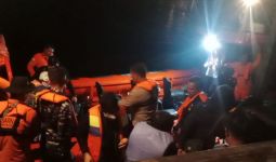 Kapal Kandas, 13 Wisatawan dan 1 ABK Dievakuasi dari Perairan Pulau Komodo - JPNN.com