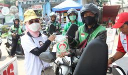 Sukarelawan Super Sandi Bagikan Voucer BBM Murah Kepada 500 Ojol di Bogor - JPNN.com