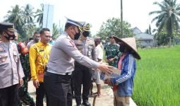 Korlantas Bagikan Ratusan Paket Sembako Kepada Buruh Tani di Pandeglang - JPNN.com