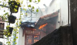 Rumah Dua Lantai di Jakarta Timur Ludes Terbakar, Total Kerugian Fantastis - JPNN.com