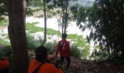 Nenek Epon Hilang Terbawa Arus Sungai Cisokan, Tim SAR Bergerak - JPNN.com