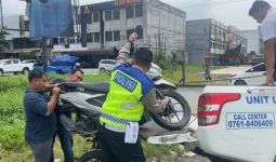 Truk Kontainer Nekat Melintasi Jalan Protokol Pekanbaru, Terjadi Petaka, Braak! - JPNN.com