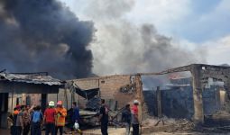 Gudang Penampungan BBM di Palembang Terbakar, Terdengar 3 Kali Suara Ledakan - JPNN.com
