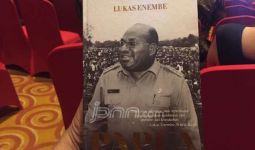 Lukas Enembe Luncurkan Buku 'Papua: Antara Uang dan Kewenangan' - JPNN.com