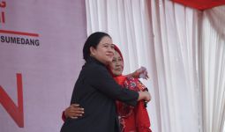 Lihat, Seorang Ibu Memeluk dan Mendoakan Mbak Puan Jadi Presiden - JPNN.com