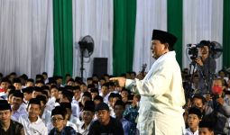 Prabowo Subianto Minta Dimandikan Kiai, Para Santri pun Tertawa - JPNN.com