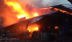 Kebakaran di Tangerang, 22 Ruko di Pasar Sentiong Gosong - JPNN.com