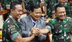 Konon Panglima TNI dan KSAD Tetap Akrab Meski Duduk Berjauhan saat Rapat - JPNN.com
