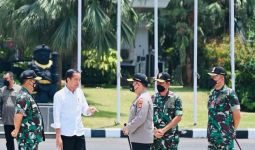 Sebelum Tinggalkan Jakarta, Jokowi Bicara dengan Irjen Fadil, Lihat - JPNN.com