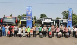 Korlantas Bagikan Ratusan Sembako kepada Sopir Bus - JPNN.com