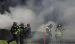 Tragedi Kanjuruhan, YLBHI: Penggunaan Gas Air Mata Sebabkan Banyak Korban Jiwa - JPNN.com