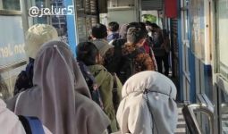 JakLingko Ubah Sistem Tap Out, Penumpang Menumpuk di Halte Transjakarta - JPNN.com