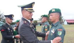 Jenderal Dudung Beri Penghargaan kepada 4 Prajurit Yonif 756/WMS - JPNN.com