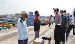 Korlantas Bagikan Ratusan Paket Sembako Kepada Nelayan di Cilincing - JPNN.com
