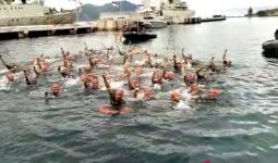 HUT TNI, 77 Orang Melakukan Water Trappen di Laut Natuna - JPNN.com