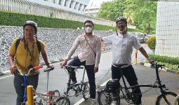 Pentolan Bobotoh Heru Joko Hadiri Rakor di Kemenpora dengan Bersepeda, Ini Alasannya - JPNN.com