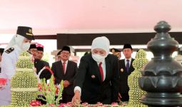 Peringati Hari Jadi Ke-77 Jatim, Gubernur Khofifah Berziarah ke Makam Pendahulunya - JPNN.com