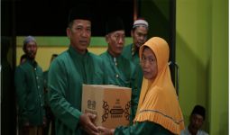 Dua Naga Membagikan Ribuan Paket Sembako untuk Anak Yatim dan Panti Jompo Sukoharjo - JPNN.com