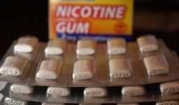 Beda dengan Rokok, Permen Karet Nikotin Dianggap Tidak Beracun di Malaysia - JPNN.com