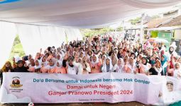 Ratusan Mak-mak di Tasikmalaya Dukung Ganjar jadi Presiden 2024 - JPNN.com