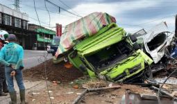 5 Mobil Terlibat Tabrakan Beruntun di Jalan Lintas Bukittinggi - Padang Panjang - JPNN.com