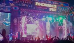 Penonton Denny Caknan dan Payung Teduh feat Pusakata Adu Suara di Synchronize Festival  - JPNN.com