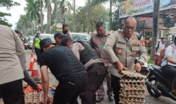 Pikap Bermuatan Telur Terguling, Kombes Gidion Sampai Turun Tangan, Lihat - JPNN.com