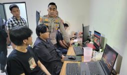 Polisi Menggerebek Operator Judi Online di Jakbar, Lihat Fotonya - JPNN.com