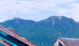 Gunung Ranai Mulai Mengalami Longsor - JPNN.com